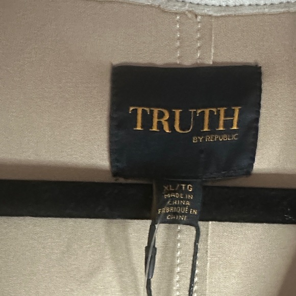 Chic Beige Trench Coat - Picture 2 of 8